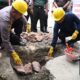 Kapolres Aceh Besar, AKBP Dhani Catra Nugraha, SH, SIK, MH bersama Plt Kadinsos Aceh Besar Aulia Rahman SSTP MSi melakukan peletakan batu pertama bantuan rumah dhuafa dalam Rangka Peringatan Hari Bhayangkara Ke-78 tahun 2024, di Gampong Lampaseh Lhok, Kecamatan Montasik, Aceh Besar, Selasa (2/7). (Waspada/Ist)