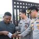 Kapolres Aceh Timur AKBP Nova Suryandaru SIK, memeriksa tas ransel milik tamu yang masuk ke lokasi PSU di Pendopo Wakil Bupati Aceh Timur di Peureulak, Sabtu (6/7). Waspada/H. Muhammad Ishak