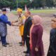Pj.Bupati Deliserdang Ir.Wiriya Alrahman, MM, menyerahkan Keppres kepada Kepala BKPSDM Deliserdang Drs.M.Abduh Rizali Siregar, MSi, yang menerima tanda kehormatan SKS XXX Tahun pada Upacara Hari Jadi ke 78 Kabupaten Deliserdang Tahun 2024 di Alun-alun Pemkab Deliserdang, Senin (1/7). (Waspada/Khairul K Siregar/B)