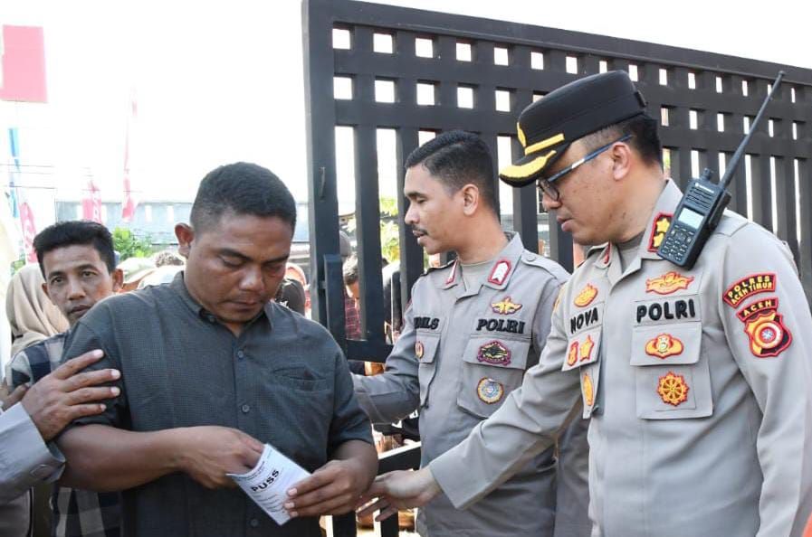 Kapolres Aceh Timur AKBP Nova Suryandaru SIK, memeriksa tas ransel milik tamu yang masuk ke lokasi PSU di Pendopo Wakil Bupati Aceh Timur di Peureulak, Sabtu (6/7). Waspada/H. Muhammad Ishak