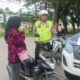 Kasatlantas Polres Abdya AKP Tri Andi Dharma S.Sos M.Si, saat memberikan pemahaman tertib berlalulintas, kepada pengendara yang melanggar aturan lalulintas. Kamis (4/7).Waspada/Syafrizal