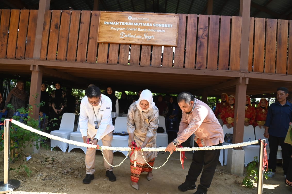 Pj Bupati Aceh Besar Muhammad Iswanto, Pj Ketua TP PKK Aceh Mellani Subarni dan Kepala Bank Indonesia Perwakilan Aceh Rony Widijarto Purubaskoro memotong pita tanda Peresmian Rumah Teunun Mutiara di Gampong Krueng Kalee, Kecamatan Darussalam, Aceh Besar, Sabtu (20/7). (Waspada/Ist)