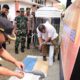 Pj Bupati Aceh Besar Muhammad Iswanto dan Kajari Aceh Besar Basril G SH MH membuka kran sumur bor di Gampong Meunasah Mesjid Lampuuk, Kecamatan Lhoknga, Aceh Besar, Jum'at (19/7). (Waspada/Ist)