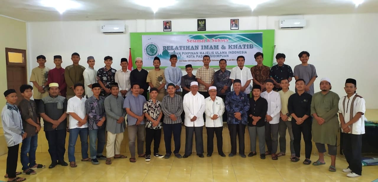 Ketua MUI Padangsidimpuan Ustadz Drs. KH. Zulpan Efendi Hasibuan, MA (8 kanan), Drs. H. Zainal Arifin Tampubolon dan Drs. Solahuddin Nasution MA, foto bersama dengan peserta Pelatihan Khatib dan Imam di Aula Kantor MUI Padangsidimpuan, Sabtu (20/7). Waspada/Mohot Lubis.