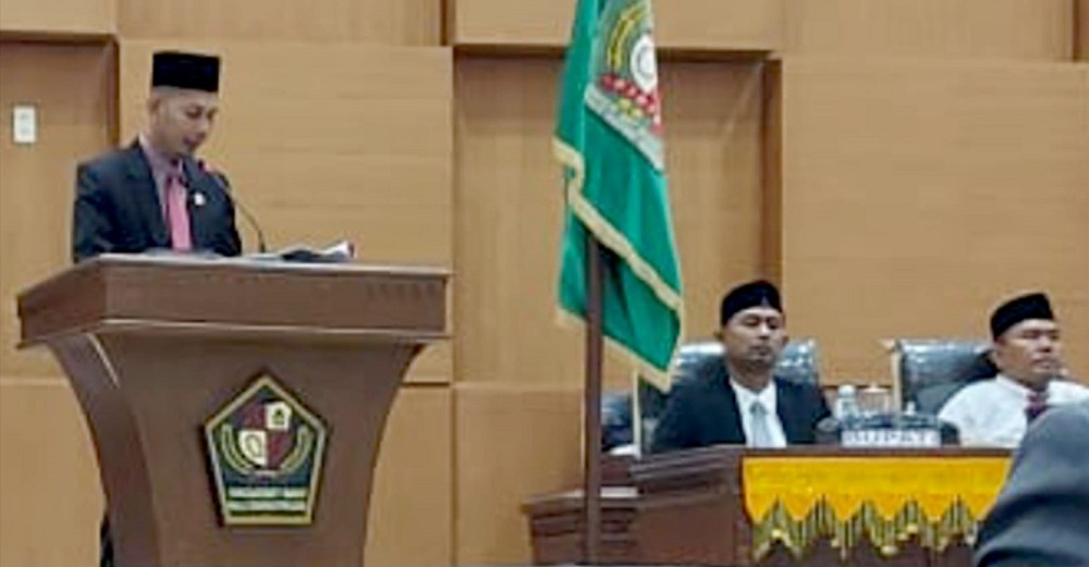 Anggota DPRK Pidie Muhammad SPd.I saat membacakan pendapat akhir Fraksi Partai Aceh (F-PA) DPRK Pidie, terhadap hasil pembahasan Rancangan Qanun Kabupaten Pidie tentang Pertanggungjawaban Pelaksanaan APBK Pidie Tahun Anggaran 2023, di gedung DPRK setempat, Rabu (3/7) malam, Waspada/Muhammad Riza