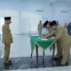 Bupati Asahan Surya saat menyaksikan Sekda Asahan Jhon Hardi Nasution yang kini tuntun tahta menjadi Staf Ahli Bupati Asahan penandatanganan pakta integritas ASN saat pelantikan Jabatan Pimpinan Tinggi Pratama di Lingkungan Pemkab Asahan. Waspada/Ist