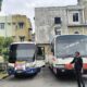 BUS yang akan mengangkut barang jamaah haji Labuhanbatu Selatan sudah menunggu jamaah sejak Kamis malam namun hingga Jumat pagi belum tiba akibat delay. Waspada/Anum Saskia