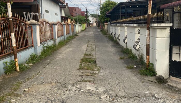 Dinas SDA-BMBK Didesak Perbaiki Jalan Rusak Di Gg Family