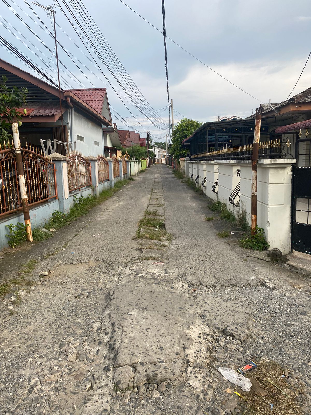 JALAN rusak di sepanjang Gg Family Jl Karya Darma, Kelurahan Pangkalan Mashur, Medan Johor. Waspada/Ist