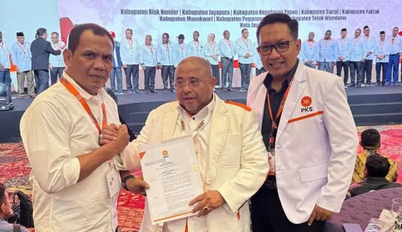 PASANGAN Bakal calon (Bacalon) Walikota-Wakil Walikota Binjai, Zainuddin Purba (kri) dan Hendro Susanto (kanan) resmi menerima Surat Keputusan B1KWK dari Partai Keadilan Sejahtera (PKS). Waspada/Ist