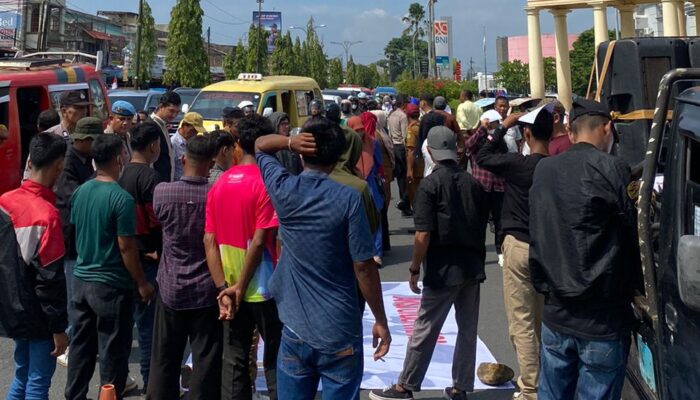 KAPIR Gelar Aksi Unjuk Rasa Minta Copot Oknum Kepsek SMP Sampoerna Academy Medan