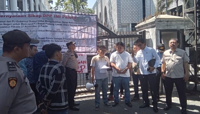 Mahasiswa Tagih Janji DPRD Sumut Copot Pj Bupati Paluta