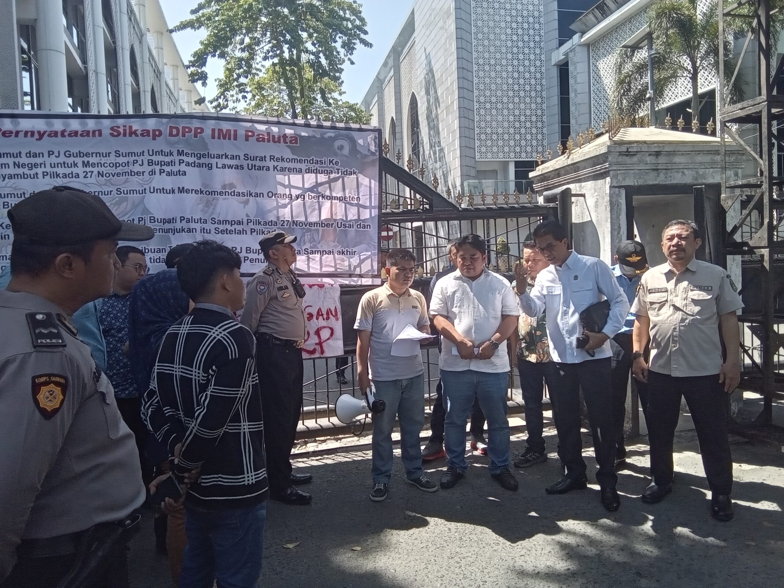 DUA anggota DPRD Sumut Edi Surahman Sinuraya dan Thomas Dachi, menerima aspirasi mahasiswa dari Dewan Pengurus Pusat Ikatan Mahasiswa Islam Padang Lawas Utara (DPP IMI Paluta) yang kembali menggelar aksi unjukarsa di depan gedung DPRD Sumut, Kamis (1/8). Waspada/Partono Budy