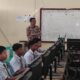 Kepala SMAN 1 Hinai Kabupaten Langkat, Suprianto,SS,meninjau pelaksanaan ANBK 2024. Waspada/ist