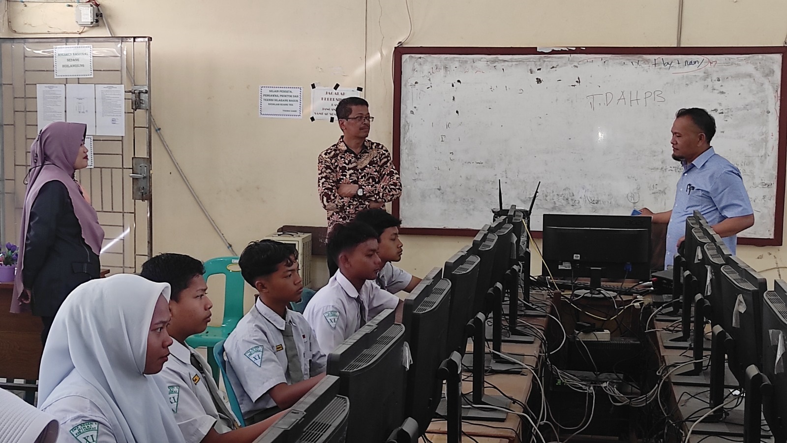 Kepala SMAN 1 Hinai Kabupaten Langkat, Suprianto,SS,meninjau pelaksanaan ANBK 2024. Waspada/ist