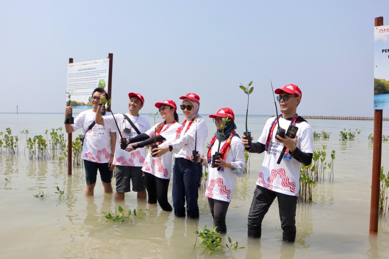 Honda Tanam Ribuan Pohon Mangrove