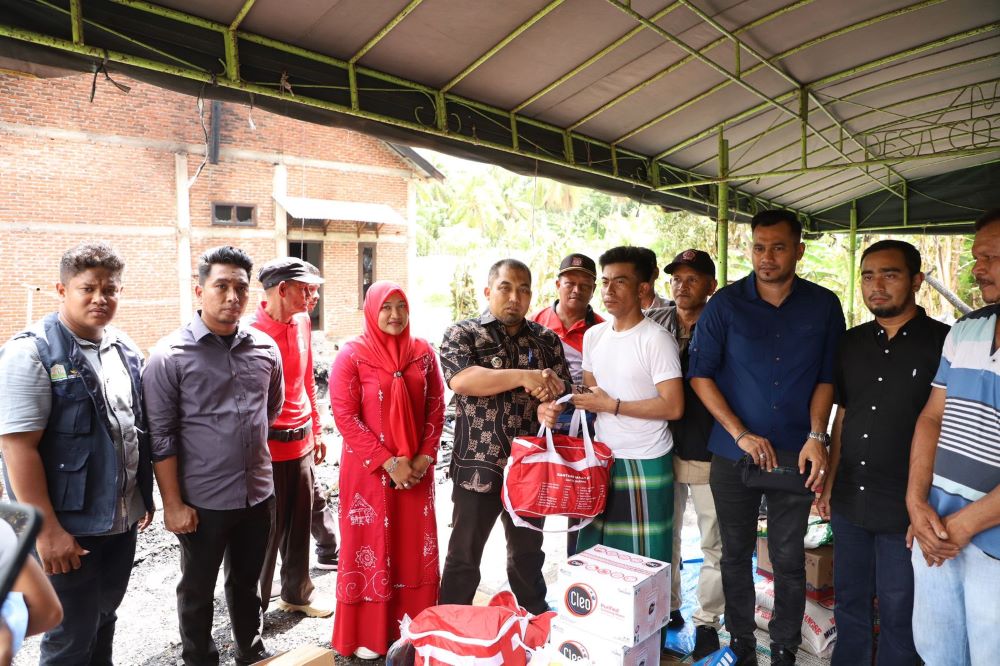 Pj Bupati Salurkan Bantuan Masa Panik Korban Kebakaran Pj Bupati Salurkan Bantuan Masa Panik Korban Kebakaran