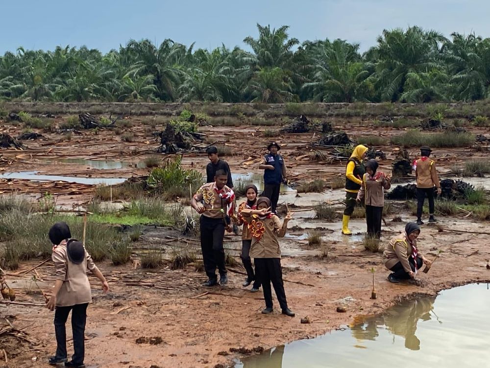 Anggota Pramuka dari Kwarcab Aceh Tamiang saat melakukan penanaman 1000 batang mangrove di Kampung Lubuk Damar, Kec Seruway, Aceh Tamiang. (Waspada/Yusri).