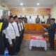 Ketua Panwaslih Aceh Singkil Irwansyahrizal saat melantik dan mengambil sumpah 33 anggota Panitia Pengawas Kecamatan (Panwascam) Pilkada Tahun 2024, Rabu (14/8). WASPADA/Ariefh