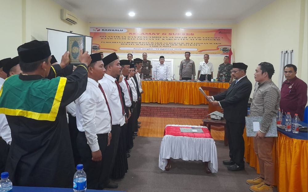 Ketua Panwaslih Aceh Singkil Irwansyahrizal saat melantik dan mengambil sumpah 33 anggota Panitia Pengawas Kecamatan (Panwascam) Pilkada Tahun 2024, Rabu (14/8). WASPADA/Ariefh