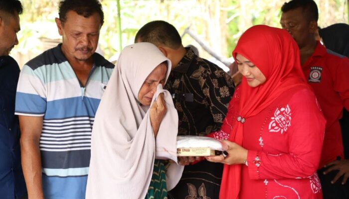 Pj Bupati Salurkan Bantuan Masa Panik Korban Kebakaran