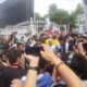 DISAMBUT tarian dan yel-yel massa pendukungnya, pasangan bakal calon Gubsu dan Wakil, Bobby Nasution dan Surya, Rabu (28/8) memasuki gedung ke Komisi Pemilihan Umum (KPU), Rabu (28/8). Waspada/Ist