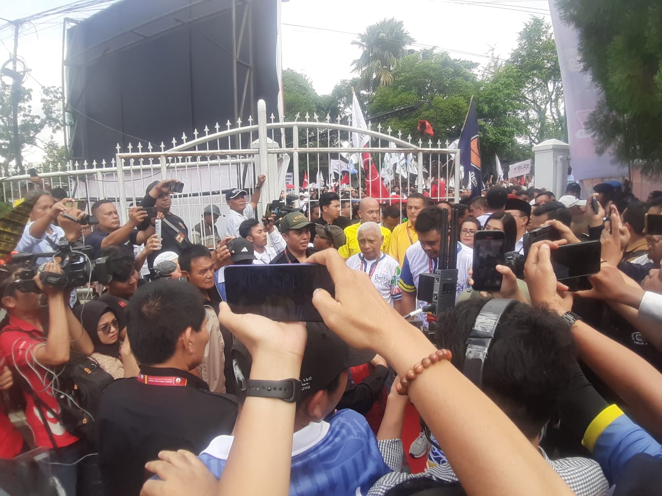 DISAMBUT tarian dan yel-yel massa pendukungnya, pasangan bakal calon Gubsu dan Wakil, Bobby Nasution dan Surya, Rabu (28/8) memasuki gedung ke Komisi Pemilihan Umum (KPU), Rabu (28/8). Waspada/Ist