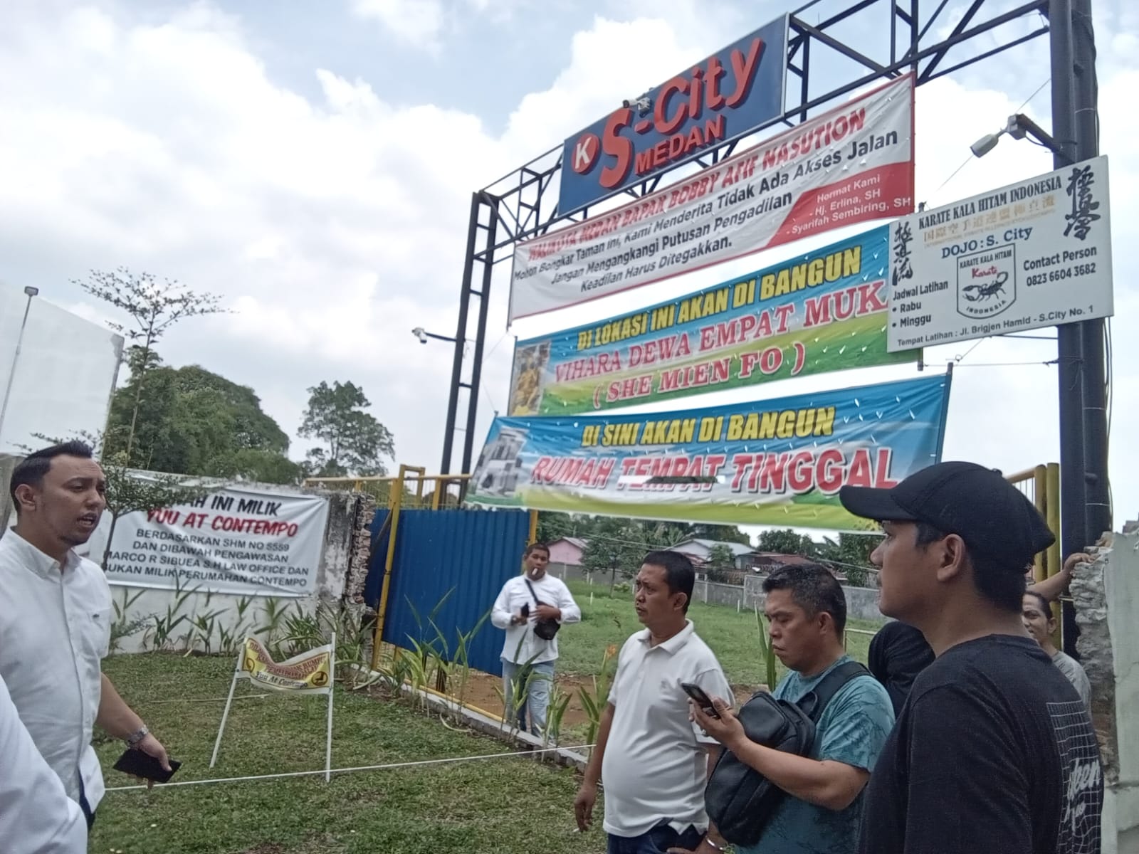 BPN Medan melakukan pengukuran ulang untuk mencari titik koordinat lahan yang disengketakan antara perumahan Yuu At Contempo dengan Contempo Regency, Rabu (7/8). Waspada/Ist