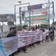 PULUHAN jamaah dan pengurus Badan Kemakmuran Masjid (BKM) Ar Rahman, menggelar aksi unjukrasa damai di depan Yuu At Contempo, Jumat (23/8). Waspada/Partono Budy