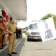 Pj.Gubsu Agus Fatoni, melepas Parade Ambulans dalam rangka menyukseskan PON XXI Sumut-Aceh, di halaman rumah dinas Gubsu. Waspada/Ist