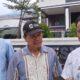 AMRI, nelayan tradisional didampingi Ketua DPC HNSI Kota Medan Rahman Gafiqi SH dan Sekjen DPC HNSI Kota Medan Muhammad Rian SKom foto bersama usai mengantarkan surat laporan pengaduan di Kantor KSOP Belawan, Rabu (28/8). Waspada/Andi Aria Tirtayasa