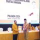BAKAL calon wakil bupati Padang Lawas, Achmad Fauzan Nasution menerima formulir B1 KWK dari partai Hanura di jakarta. Waspada /Ist