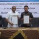 Manager PLN UP3 Sibolga, Gebyar Pandito (kanan) melakukan penandatanganan kesepakatan bersama dengan Kepala Kejaksaan Negeri Tapanuli Utara, Donny K. Ritonga, S.H., M.H., (kiri) di Kantor Kepala Kejaksaan Negeri Tapanuli Utara, Kabupaten Tapanuli Utara, Sumatera Utara, Rabu (31/7).