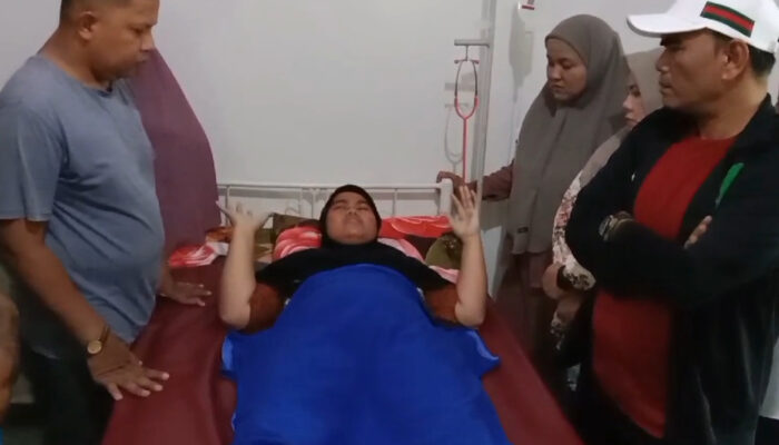 Pelatih Renang Tendang Wanita Memohon Maaf