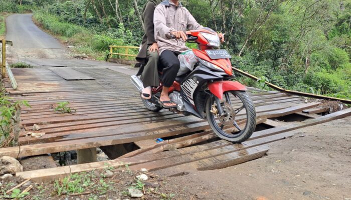 Warga Mengeluh Jembatan Jagong-Gegarang Dibiarkan Rusak Parah