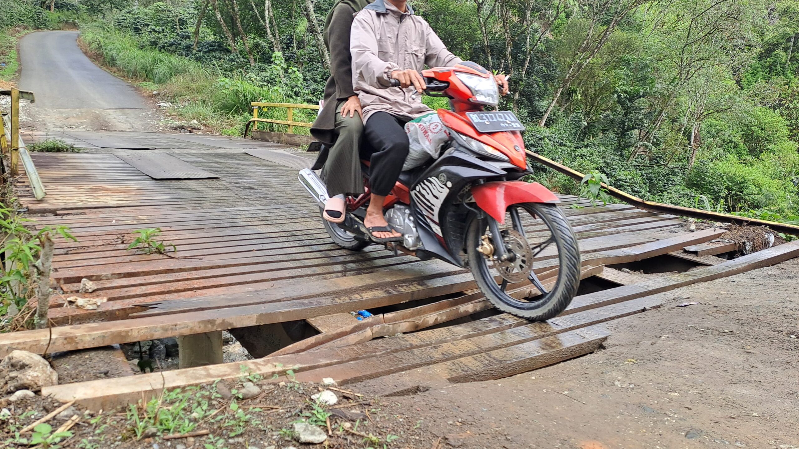 Warga Mengeluh Jembatan Jagong-Gegarang Dibiarkan Rusak Parah