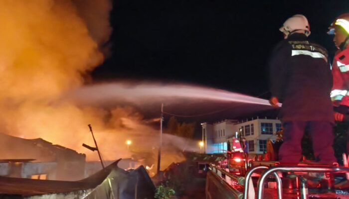 10 Rumah Di Asrama Polisi Lamteumen Banda Aceh Terbakar