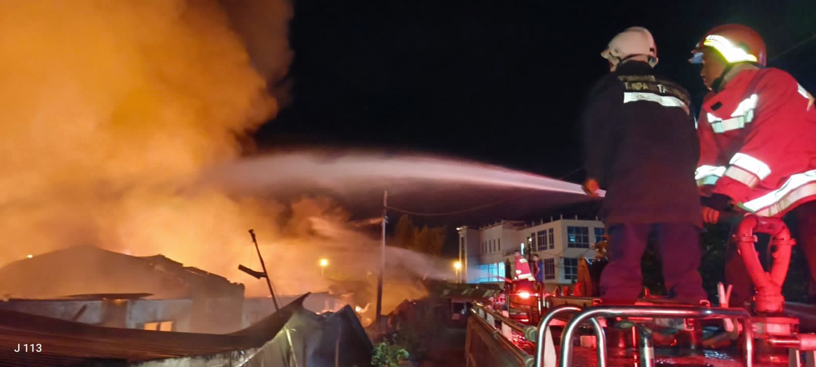 10 Rumah Di Asrama Polisi Lamteumen Banda Aceh Terbakar