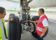 Pesawat Garuda Kempes Ban Di KNIA