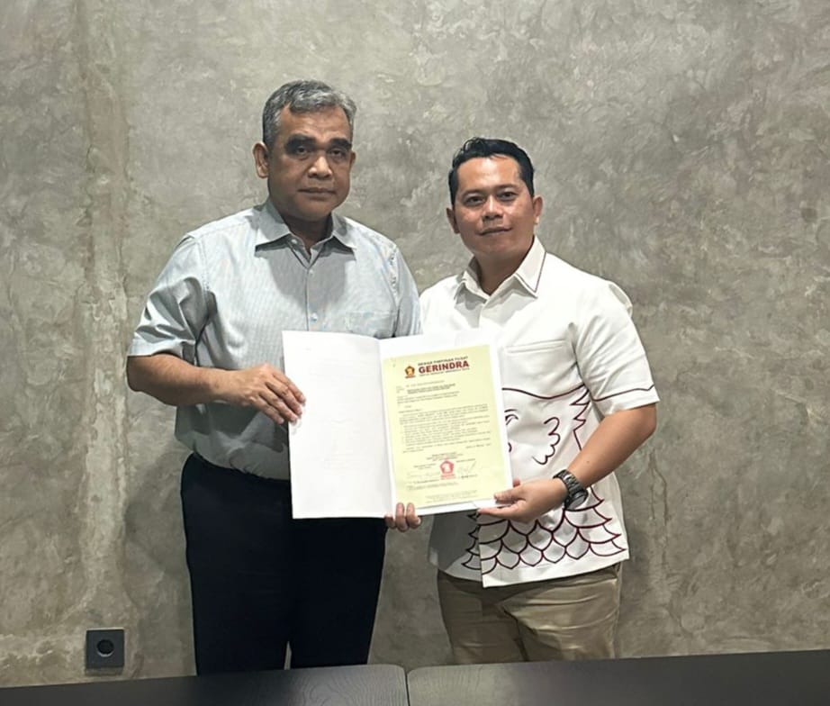 PUTRA Mahkota Alam Hasibuan, SE terima SK rekomendasi partai Gerindra diserahkan sekjen DPP partai Gerindra, H. Ahmad Muzani, Selasa (6/8).(Waspada/Ist)
