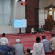 Manager PLN ULP Tebing Tinggi menjelaskan program promo belanja nyaman listrik aman di Masjid Agung, Jalan K.L. Yos Sudarso, Kelurahan Lalang, Kecamatan Rambutan, Kabupaten Tebing Tinggi, Sumatera Utara, Rabu (7/8).