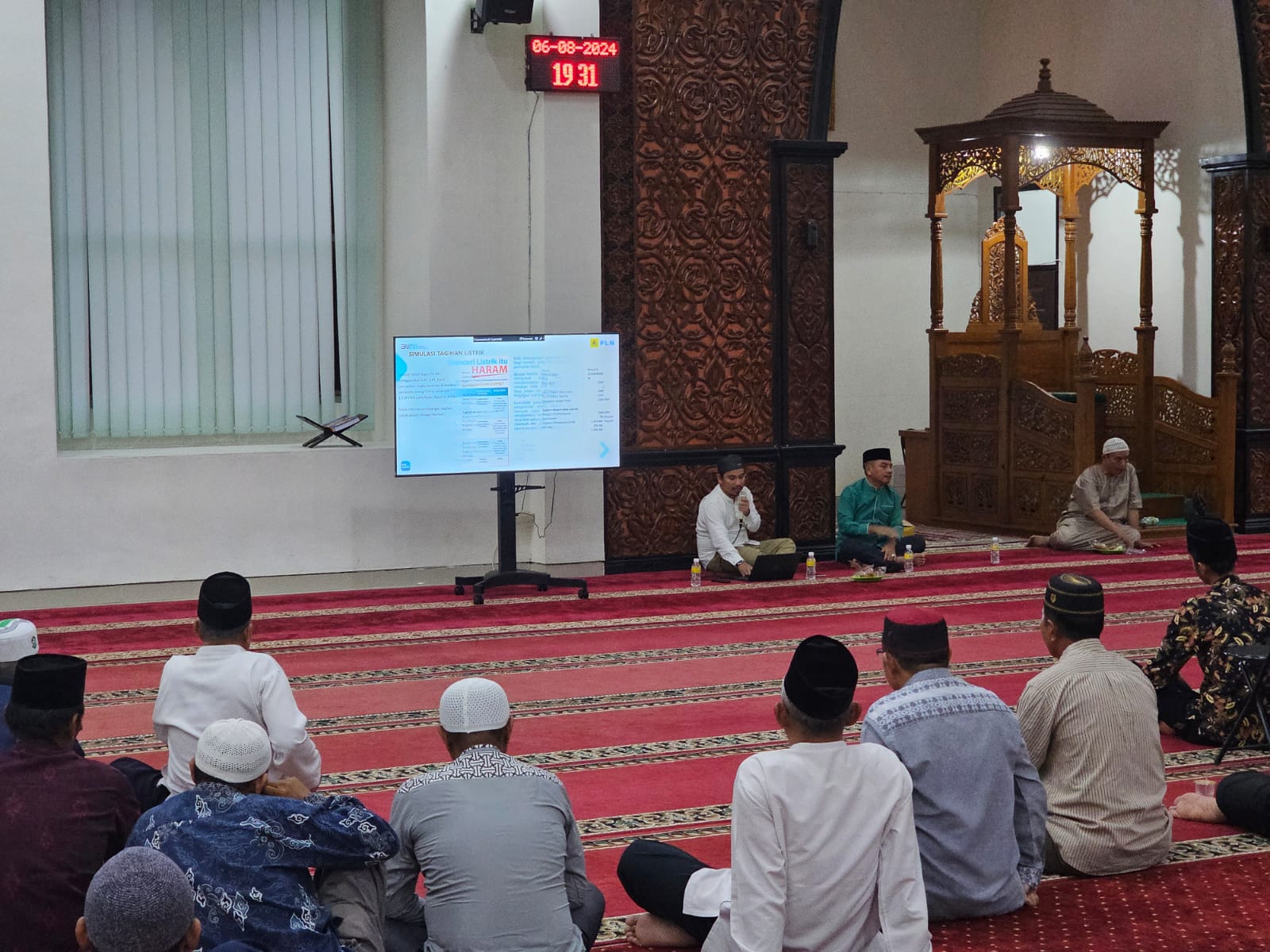 Manager PLN ULP Tebing Tinggi menjelaskan program promo belanja nyaman listrik aman di Masjid Agung, Jalan K.L. Yos Sudarso, Kelurahan Lalang, Kecamatan Rambutan, Kabupaten Tebing Tinggi, Sumatera Utara, Rabu (7/8).