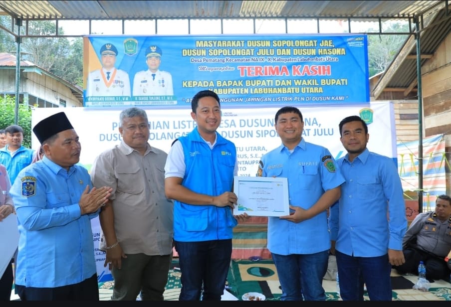 Manager PLN UP3 Rantauprapat, Sendy Rudianto (dua dari kiri) menyerahkan piagam penghargaan kepada Bupati Labuhan Batu Utara, Hendriyanto Sitorus, S.E., M.M. (dua dari kanan) di Desa Pematang, Labuhan Batu Utara, Kamis (8/8).