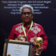 Mahyuzar Terima Penghargaan UHC Award Dari Wapres