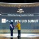 Penghargaan Outstanding Energy Transition Practices diserahkan langsung oleh Direktur Utama CNN Indonesia, Titin Rosmasari (kiri), kepada General Manager PLN UID Sumatera Utara, Saleh Siswanto (kanan), sebagai bentuk apresiasi atas capaian luar biasa PLN dalam bidang energi terbarukan.