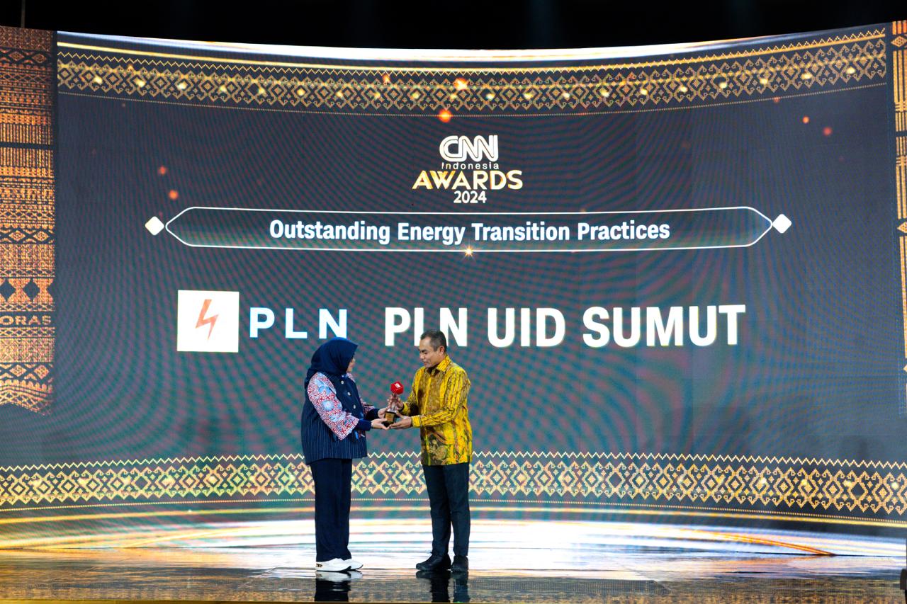 Penghargaan Outstanding Energy Transition Practices diserahkan langsung oleh Direktur Utama CNN Indonesia, Titin Rosmasari (kiri), kepada General Manager PLN UID Sumatera Utara, Saleh Siswanto (kanan), sebagai bentuk apresiasi atas capaian luar biasa PLN dalam bidang energi terbarukan.