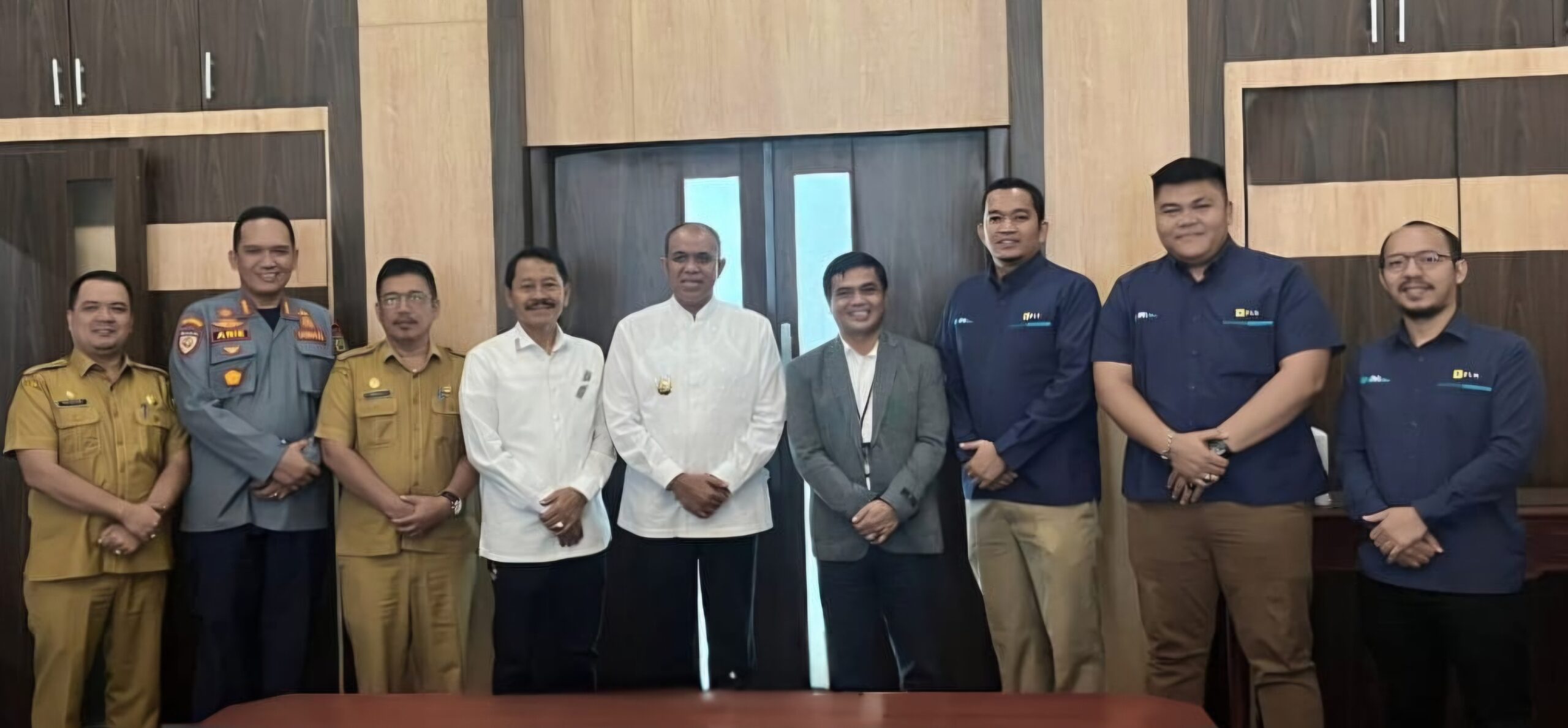 Manager PLN UP3 Binjai, Darwin Simanjuntak (empat dari kanan) beserta jajaran foto bersama Pj. Bupati Langkat, H. M. Faisal Hasrimy, AP., M.AP (tengah) beserta jajaran.