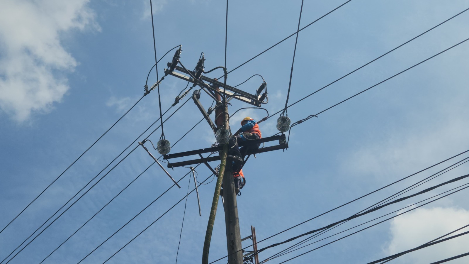 Petugas PLN ULP Tebing Tinggi sedang melakukan penggantian komponen jaringan Tegangan Menengah.