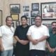 SAMOSIR: Pasangan Calon Bupati & Wakil Bupati Samosir Freddy Situmorang/Andreas Simbolon foto bersama tim redaksi Waspada TV dan Waspada.id seusai podcast Waspada TV di Bumi Warta Waspada Jl. Letjen Suprapto, Medan, Sabtu (10/8) malam. Waspada/Surya Efendi