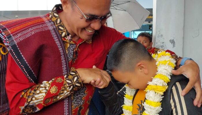 Kadisdikpora Toba Sambut Dua Siswa Berprestasi Peraih Medali Perak OSN Tingkat Nasional